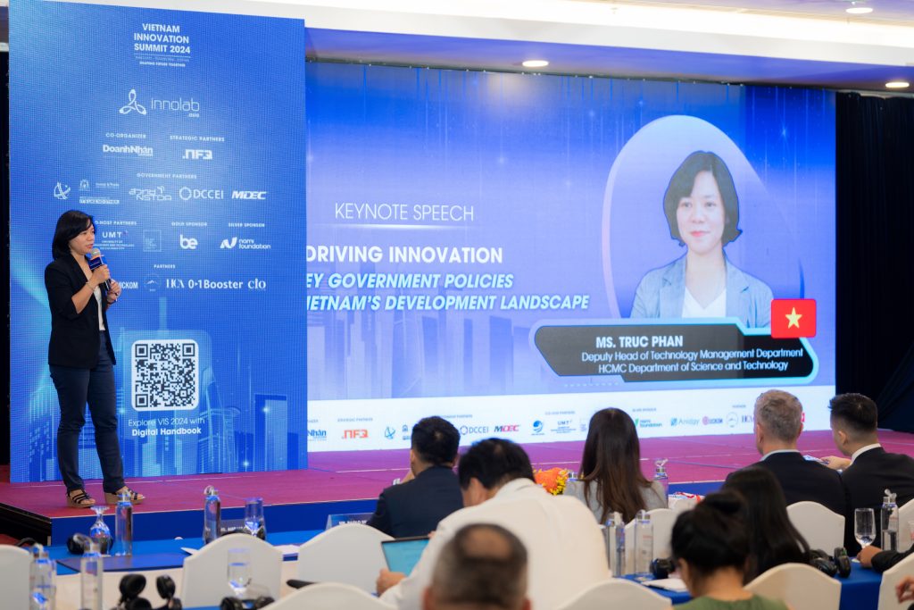 Ms. Truc Phan delivering her keynote speech on 'Driving Innovation: Government Policies Shaping Vietnam’s Development Landscape' at the Vietnam Innovation Summit