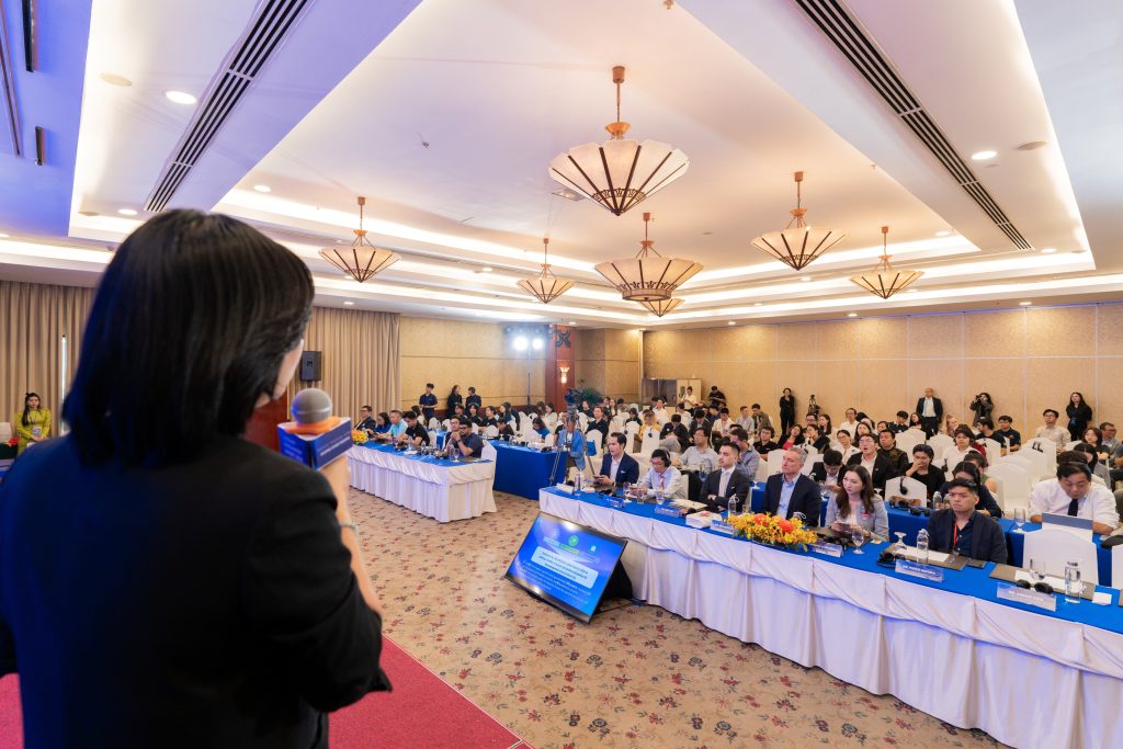 A full conference hall at the Vietnam Innovation Summit, as Ms. Truc Phan speaks about fostering innovation through government initiatives