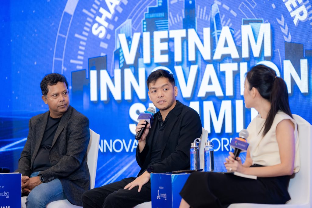 Keynote speakers addressing a packed audience at Vietnam Innovation Summit 2024