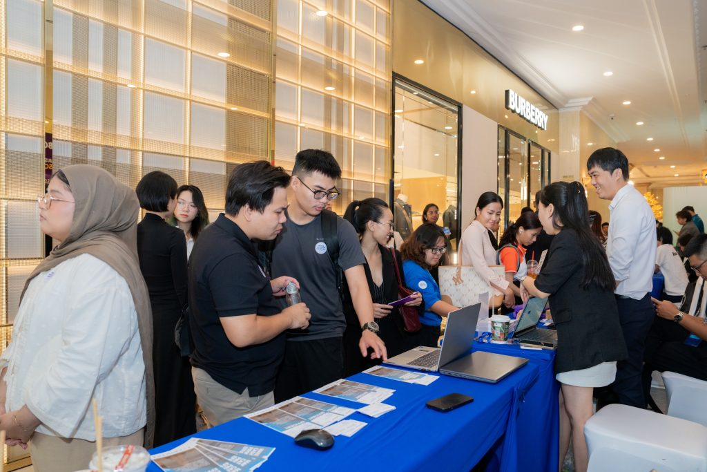 Attendees exploring innovation booths at Vietnam Innovation Summit 2024