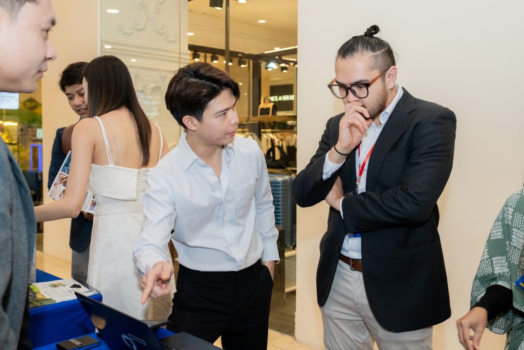 Attendees exploring innovation booths at Vietnam Innovation Summit 2024