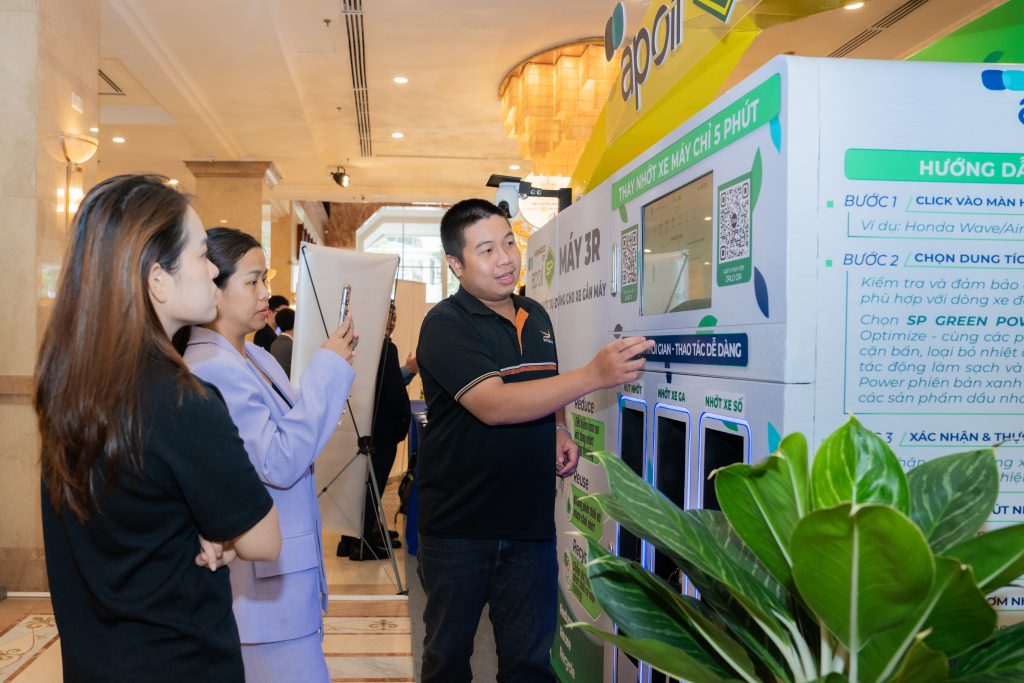 Attendees exploring innovation booths at Vietnam Innovation Summit 2024