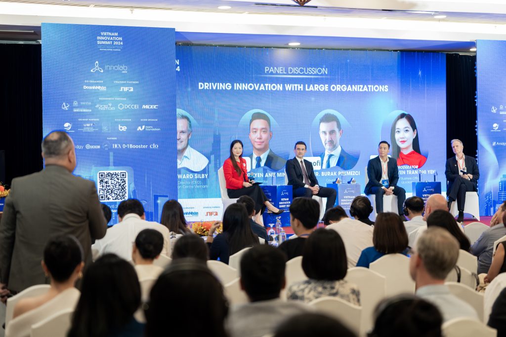 Industry leaders discussing innovation at Vietnam Innovation Summit 2024
